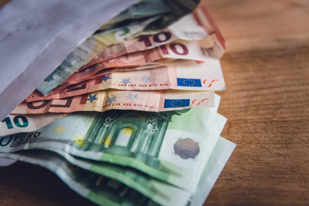 Inkomen, een term die verwijst naar het geld dat je ontvangt, kent verschillende vormen die je kunt genereren.