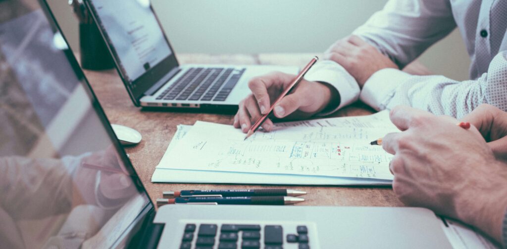 Leer hoe een budgetcoach je helpt bij budgetteren, sparen en schulden voorkomen.