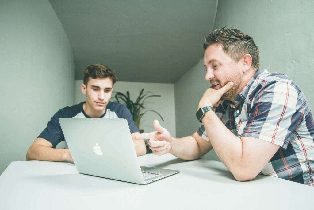 Een Budgetcoach richt zich op het ontwikkelen van financiële zelfredzaamheid en helpt je inzicht te krijgen in je inkomsten en uitgaven, te sparen en schulden te voorkomen.