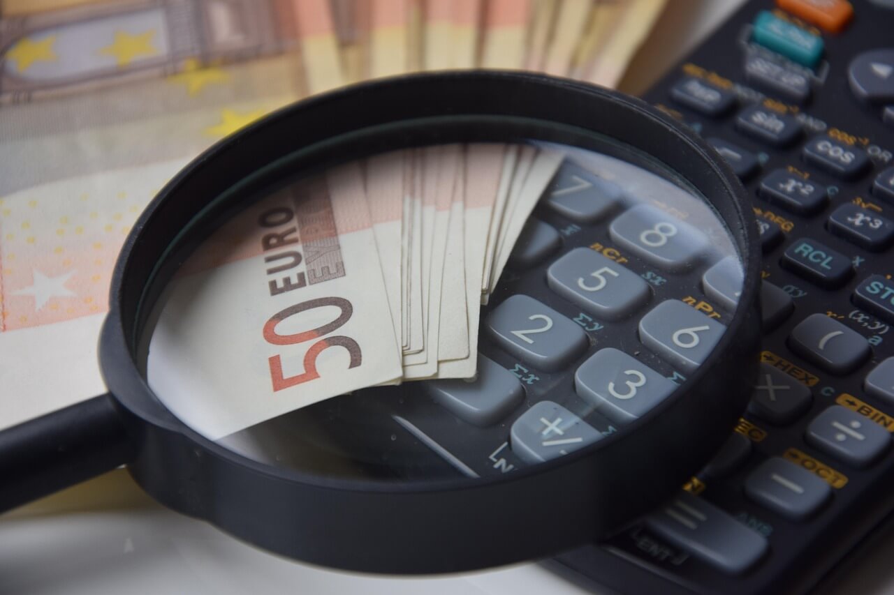 Ontdek hoe je als freelancer je uurtarief bepaalt, jezelf waardeert en financieel bewust onderhandelt voor meer inkomen en rust.